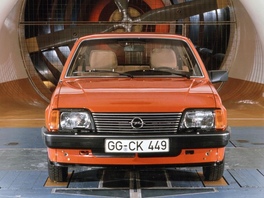  Opel Ascona 4-Door 1981 года  (фото 2 из 18)
